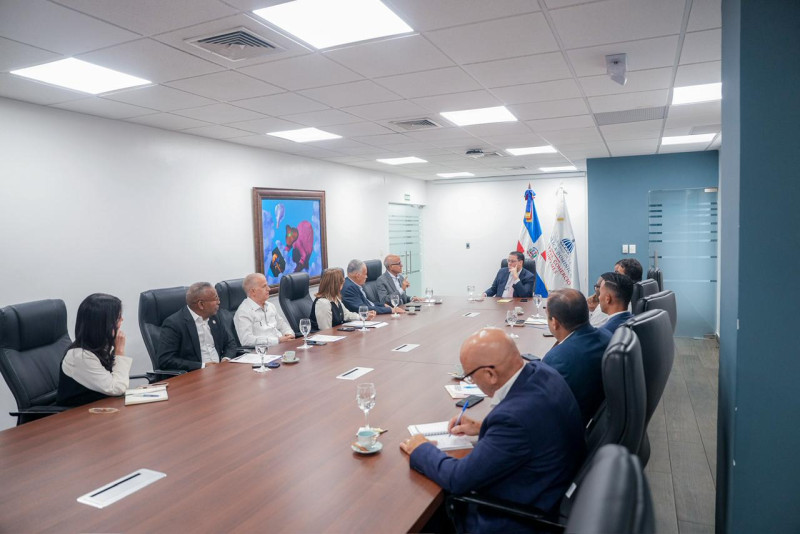 Ministro Eduardo Sanz Lovatón se reúne con comerciantes