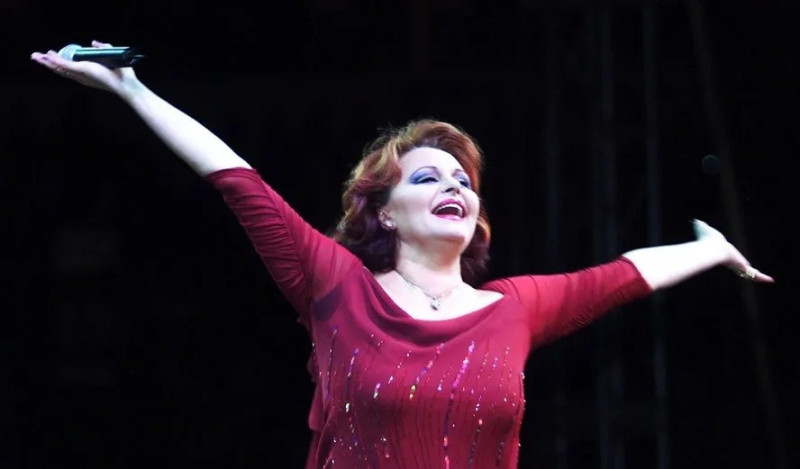 Fotografía de archivo de la cantante española Rocío Durcal, durante un concierto que ofreció en la plaza de Toros "Nuevo Progreso" de la ciudad de Guadalajara, México.