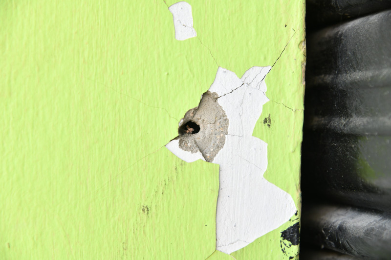 Aún permanecen incrustados los restos del impacto de balas en varias viviendas del sector 27 de Febrero.