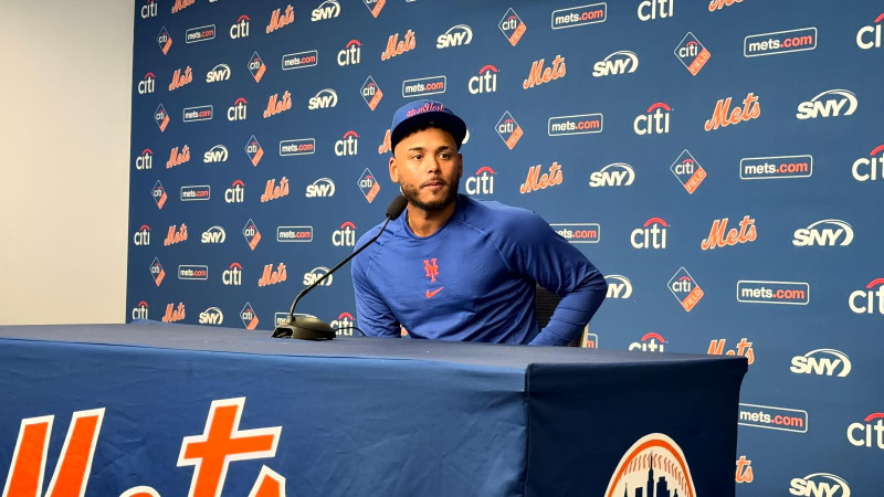 Freddy Peralta mientras ofrecía declaraciones en conferencia de prensa realizada en el Citi Field.
