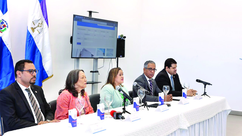 Participantes en la rueda de prensa dan a conocer los detalles del plan judicial.