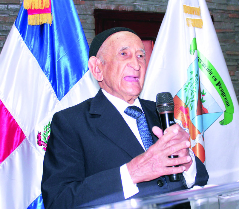 Giornado Encarnación entregó las Biblias.