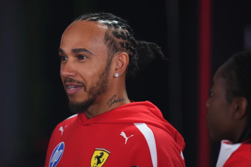 El británico Lewis Hamilton de la escudería Ferrari habla en entrevista en Suzuka antes del Gran Premio de Japón el jueves 26 de marzo del 2026.