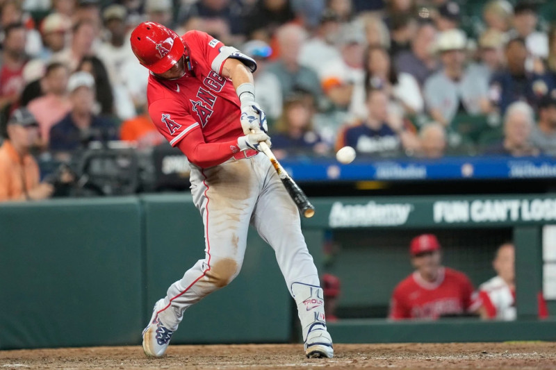 Mike Trout, de los Angelinos, al momento de conectar un vuelacercas en el séptimo inning del partido inaugural contra los Astros.
