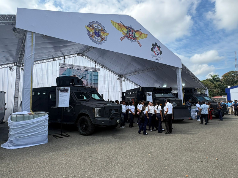 El Ministerio de Defensa exhibió los vehículos blindados y ensablados en el país.