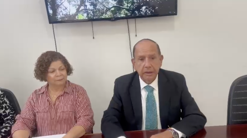 El vocero de la Soeci, Domingo Rodríguez, mientras maniffestaba preocupación por los permisos mineros en la Cordillera Septentrional.