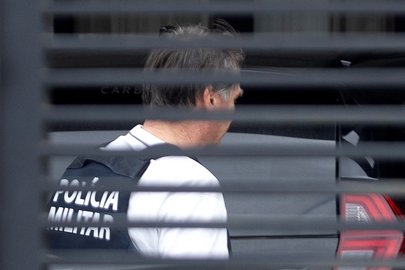 Jair Bolsonaro llegando a su casa con un chaleco antibalas tras ser dado de alta del hospital DF Star en Brasilia el 27 de marzo de 2026.
