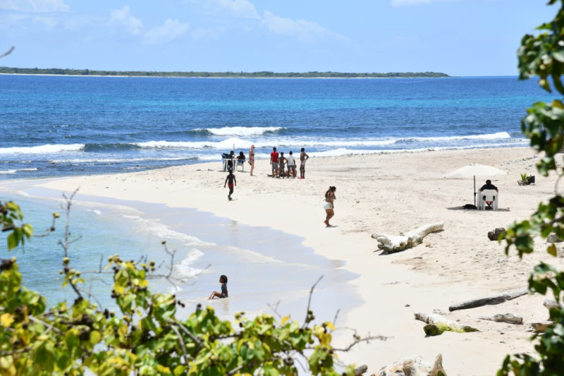 Bañistas visitan playas de La Romana.
