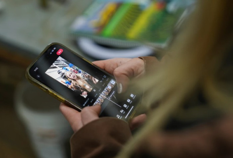 Zoe Kent edita un video para redes sociales en la aplicación TikTok, el 20 de enero de 2025, en su granja en Bucyrus, Ohio.
