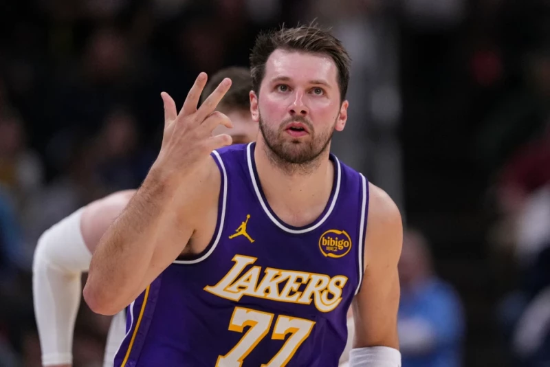 Luka Doncic, de los Lakers, gesticula tras anotar un lance de tres, durante uno de los partidos de la temporada del baloncesto de la NBA.