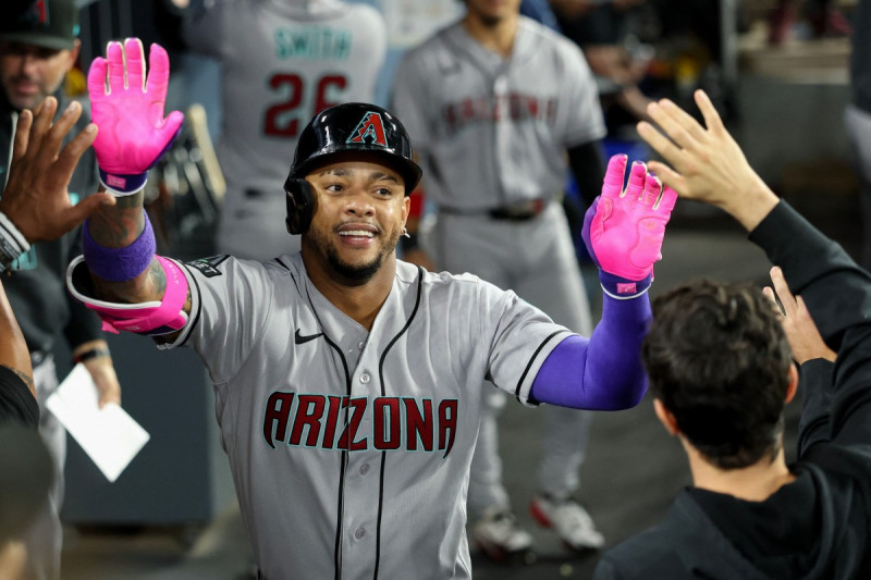 Ketel Marte, de los Diamondbacks, celebra con sus compañeros tras pegar un jonrón frente a los Dodgers, el 27 de marzo de 2026.