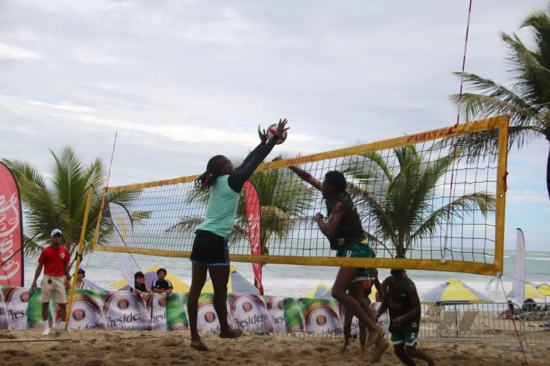 Un momento de acción en la versión del año pasado del Voleibol Playero Semana Santa en Cabarete.
