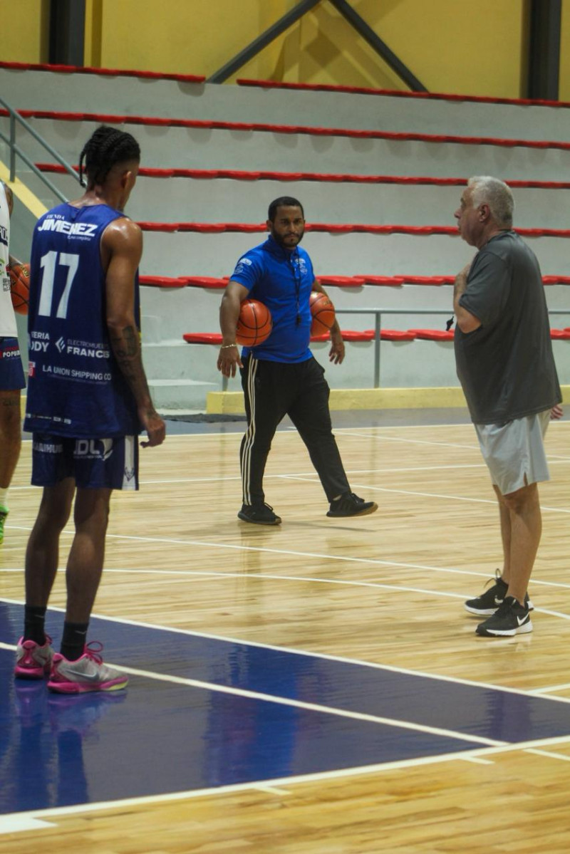 Sergio Roucco, entrenador de los Marineros de Puerto Plata, realiza indicaciones durante los entrenamientos del equipo para la próxima temporada de la LNB.