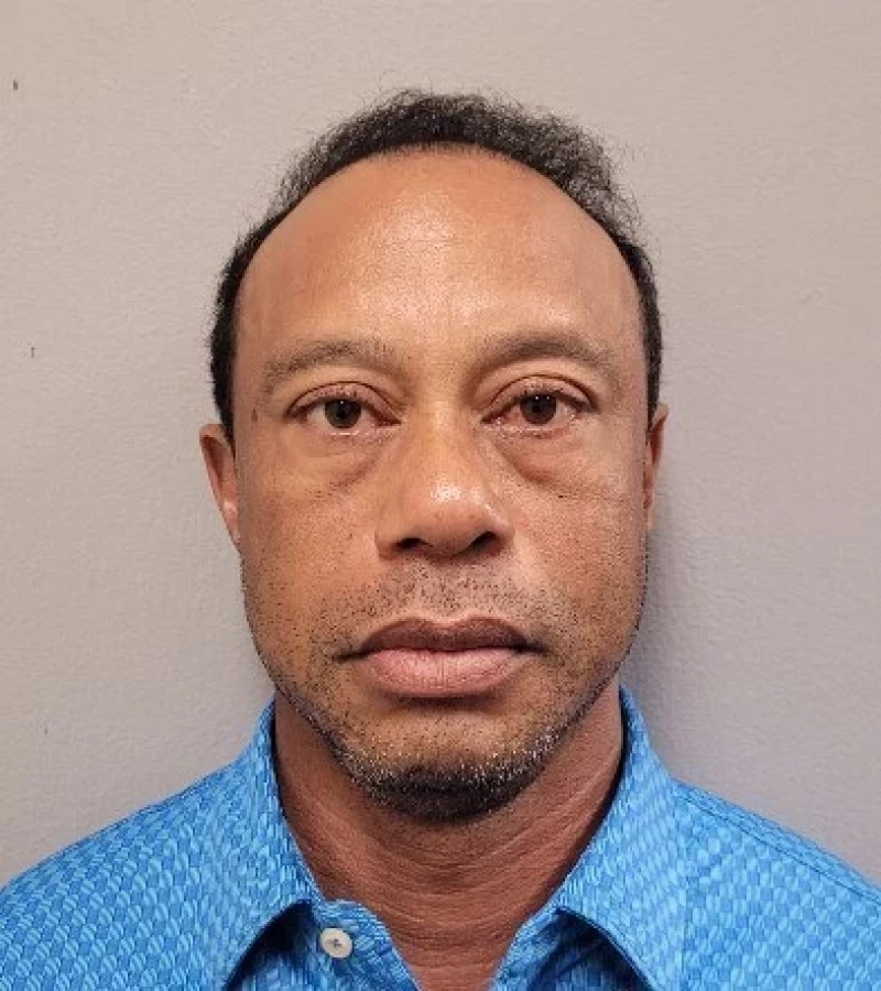 Esta foto proporcionada por la oficina policial del condado de Martin muestra a Tiger Woods, tras su arresto el 27 de marzo de 2026.