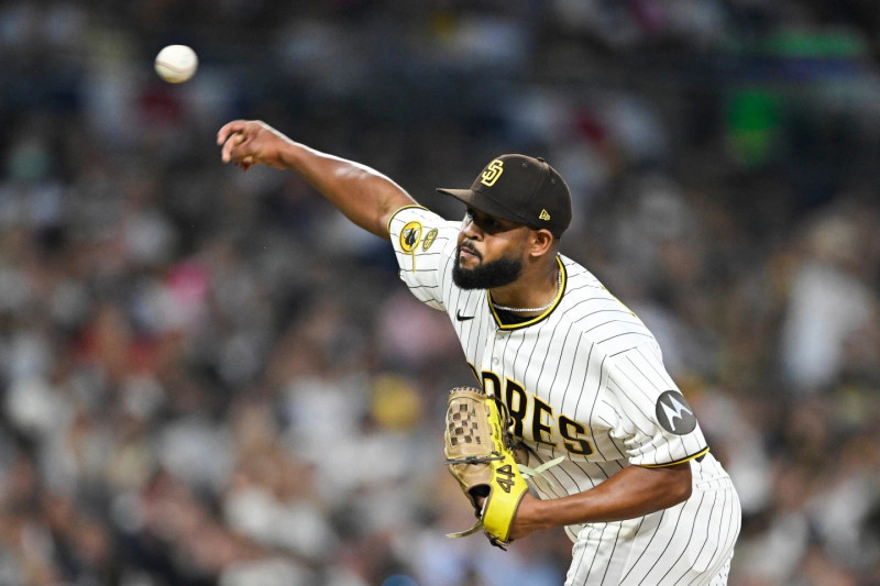 El lanzador abridor de los San Diego Padres, Randy Vasquez, lanza durante la quinta entrada de un partido de béisbol contra los Detroit Tigers.
