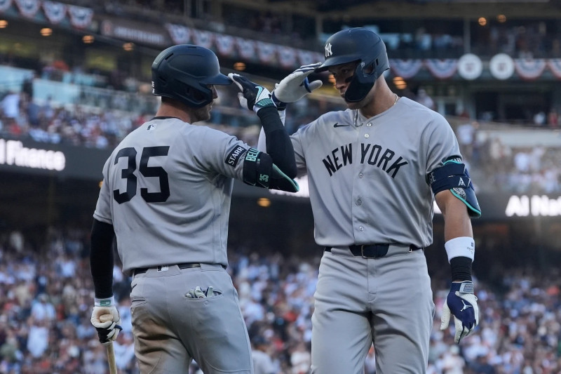 Aaron Judge, de los New York Yankees, a la derecha, es felicitado por Cody Bellinger (35) tras conectar un jonrón contra los San Francisco Giants durante la quinta entrada de un partido de béisbol en San Francisco.
