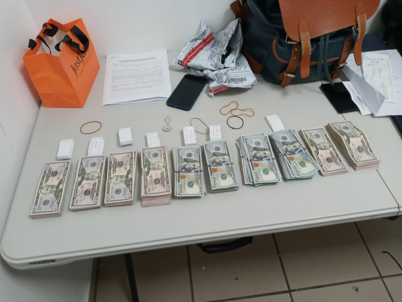 Divisas incautadas en el Aeropuerto Internacional del Cibao por la DGA.