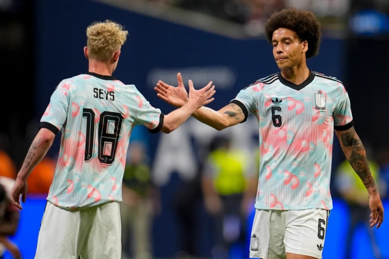 Joaquín Seys, de Bélgica, festeja con su compañero Axel Witsel, tras el triunfo ante Estados Unidos en un partido de fogueo disputado.