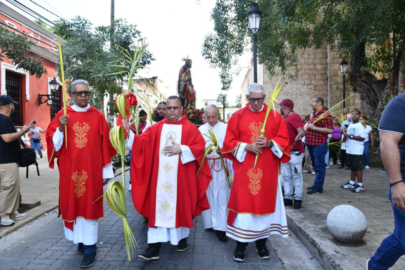 Sacerdote Frankely Rodrígue durante la procesión de Jesús.