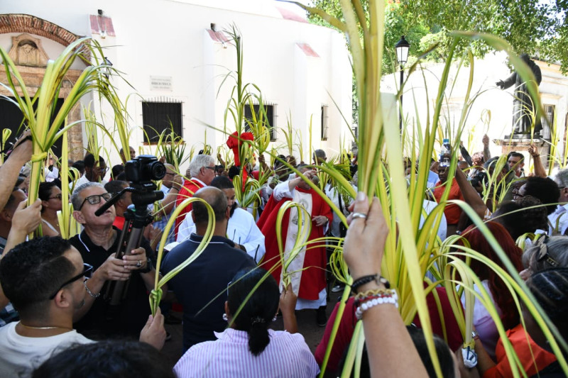 Feligreses católicos con ramos en las manos, durante el acto de Domingo de Ramos.