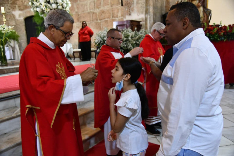 Feligreses recibiendo la hostia en la iglesia Nuestra Señora de Las Mercedes, en la Ciudad Colonial.
