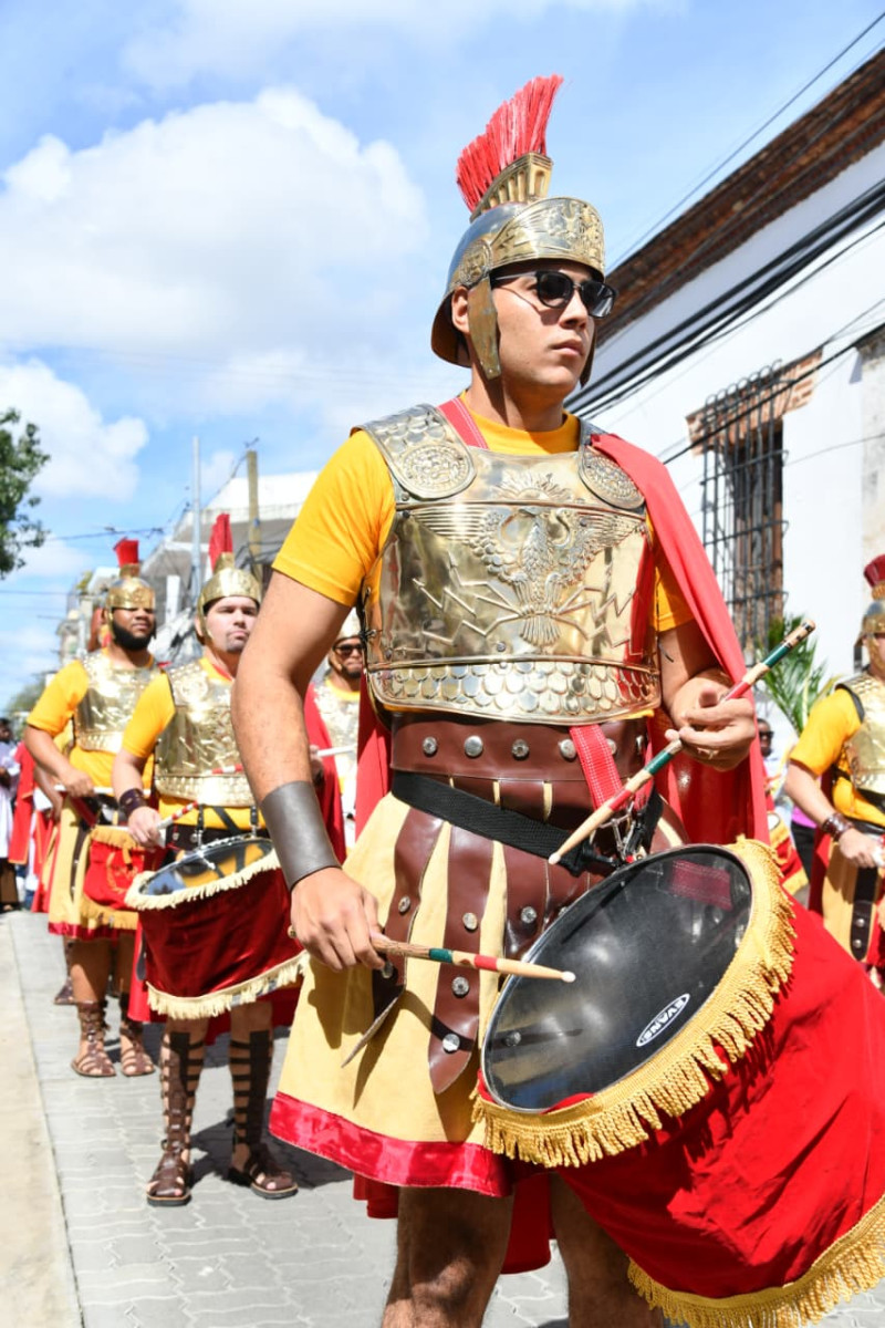 Feligreses lucen vestiduras militares romanas en Domingo de Ramos.