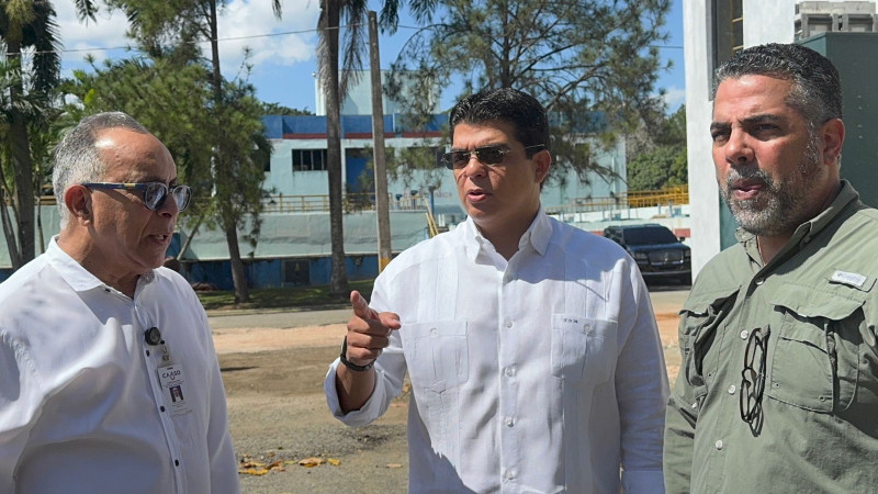 El director de la CAASD, Felipe Suberví, durante un recorrido por los sistemas de acueductos.