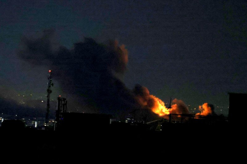 Una columna de humo se eleva en Teherán, en Irán, tras ataques del ejército israelí el 29 de marzo de 2026.