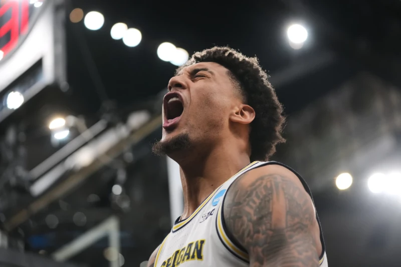 Yaxel Lendeborg, de Michigan, celebra en la segunda mitad del partido frente a Tennessee en el torneo de la NCAA, el 29 de marzo de 2026.