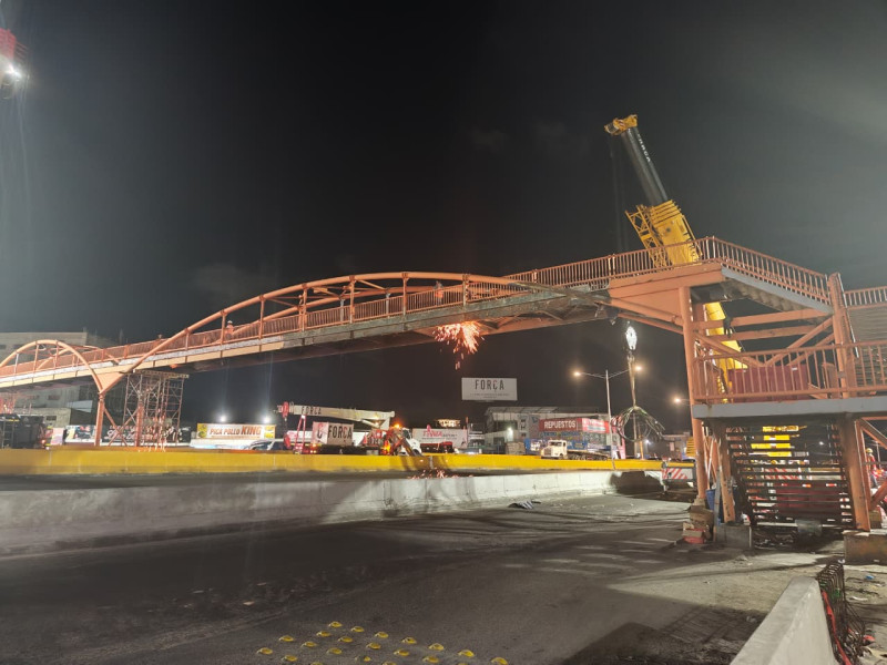 Desde las 7:00 de la noche de este domingo 29 de marzo trabajan en el desmonte del antiguo puente del kilómetro 9 de la Autopista Duarte.
