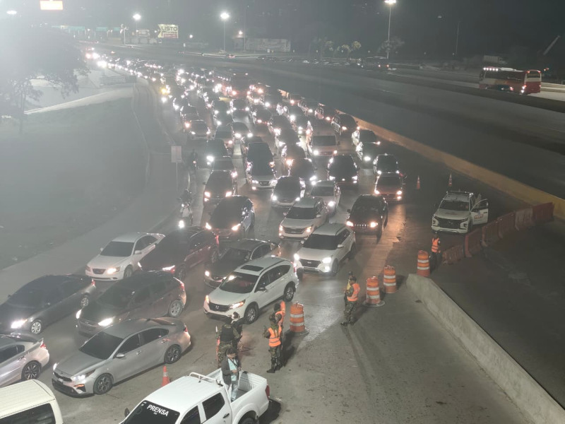 El desmonte del puente del kilómetro 9 de la autopista Duarte ha provocado un entaponamiento.