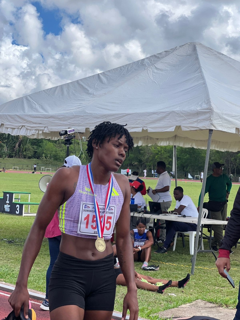 Marileidy Paulino al recibir su medalla de oro en los 800 metros en Bayaguana.