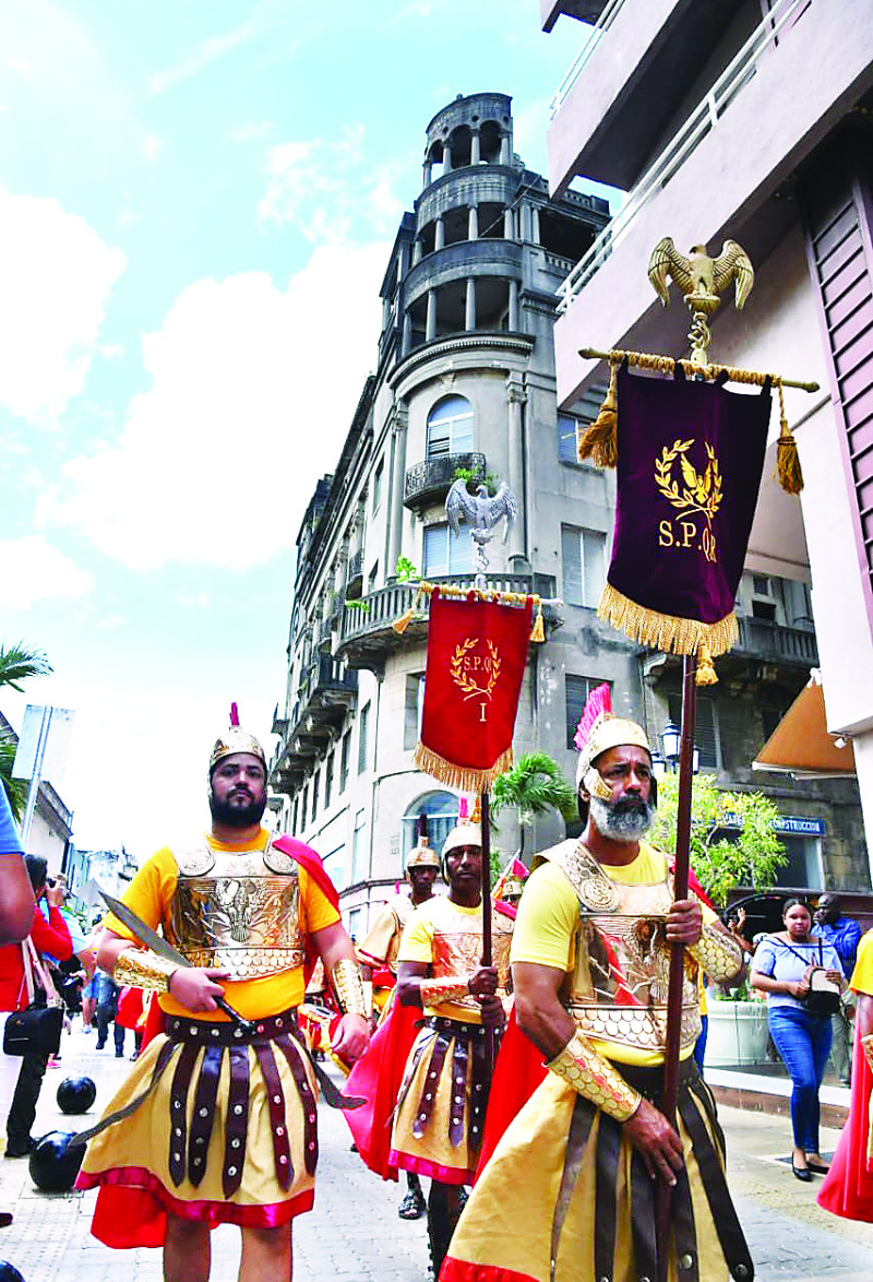 La iglesia católica realizó ayer una concurrida procesión de Domingo de Ramos en la Ciudad Colonial como parte de los actos que dan inicio a la Semana Santa.