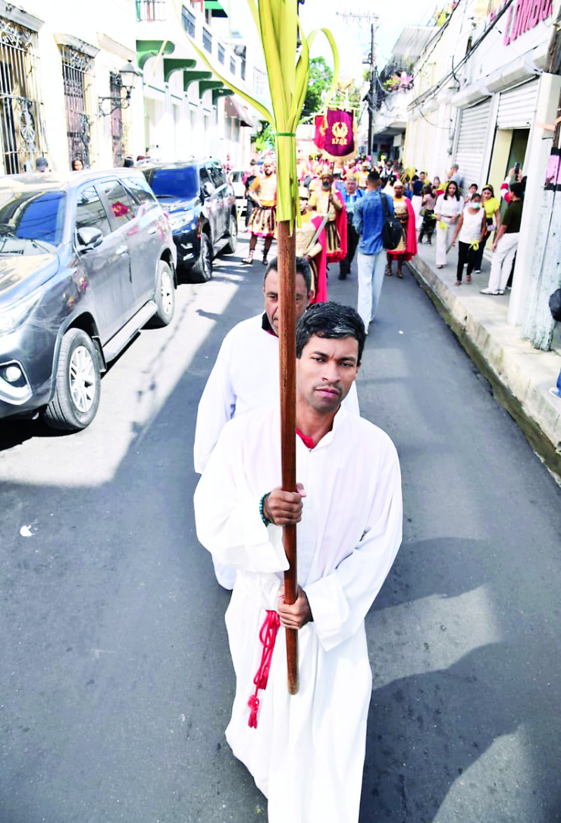 La iglesia católica realizó ayer una concurrida procesión de Domingo de Ramos en la Ciudad Colonial como parte de los actos que dan inicio a la Semana Santa.