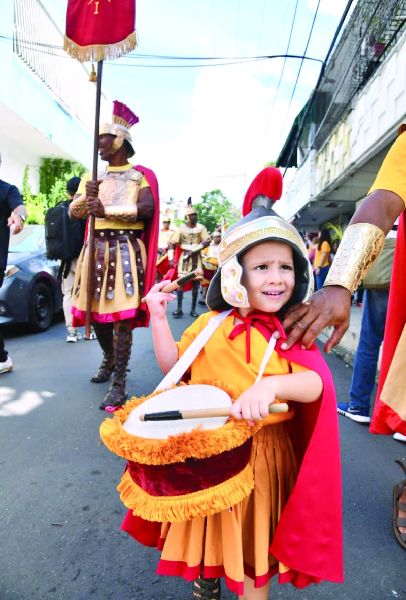 La iglesia católica realizó ayer una concurrida procesión de Domingo de Ramos en la Ciudad Colonial como parte de los actos que dan inicio a la Semana Santa.
