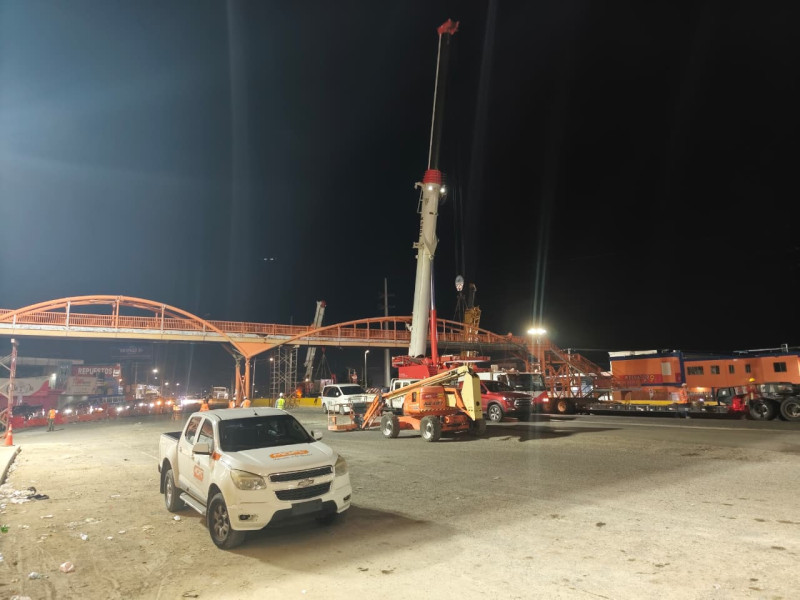 Imagen del inicio de los trabajos del desmonte del puente peatonal.