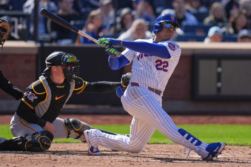 Juan Soto, de los Mets de Nueva York, conecta un sencillo productor de carrera durante un partido contra los Piratas de Pittsburgh, el 29 de marzo de 2026, en Nueva York.