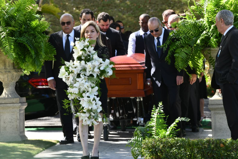 Familiares de Héctor Rizek acompañan el féretro del empresario hasta el cementerio Puerta del Cielo, donde se realizó una misa antes de su sepultura.