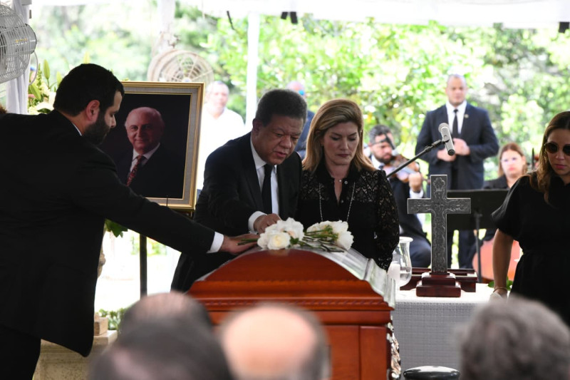 El expresidente de la República, Leonel Fernández asiste al sepelio de Héctor Rizek.