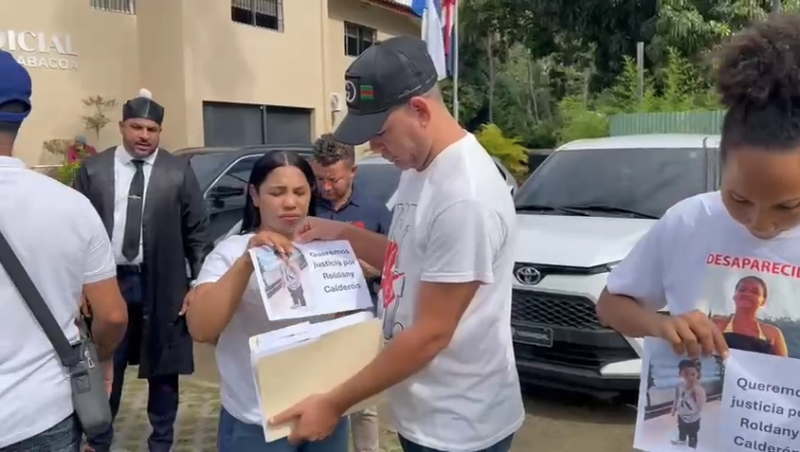 Los padres del niño Roldany Calderón, junto a su abogado Ramón Cabral, ofrecieron la mañana de este lunes una rueda de prensa en las afueras del Distrito de Jarabacoa, donde reclamaron a las autoridades respuestas concretas sobre la desaparición del menor, caso que ya cumple hoy, un año sin esclarecimiento.