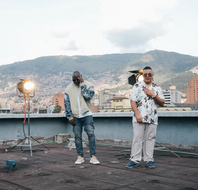 Ruben Cedeño y Bruno en el video musical de "Enséñame".