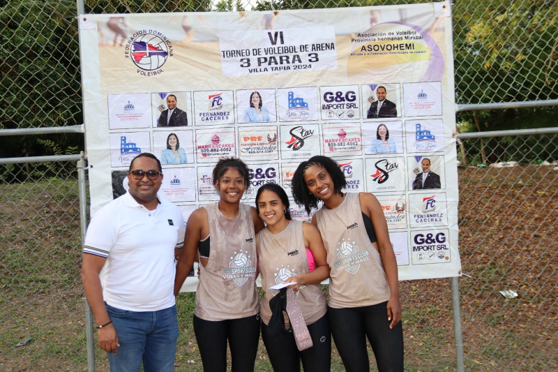 El diputado Félix Hiciano galardona con 40 mil pesos a Génesis Durán, Yeneiry Rosario y Katherin Guerrero, monarcas en la rama femenina.