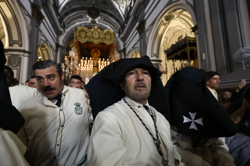 El actor Antonio Banderas, participa en la procesión de la Cofradía de la Virgen de Lágrimas y Favores este Domingo de Ramos en Málaga (Andalucía).