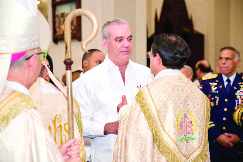 El presidente Luis Abinader junto al arzobispo Héctor Rodríguez, en la misa con motivo al aniversario de la Batalla del 30 de Marzo.