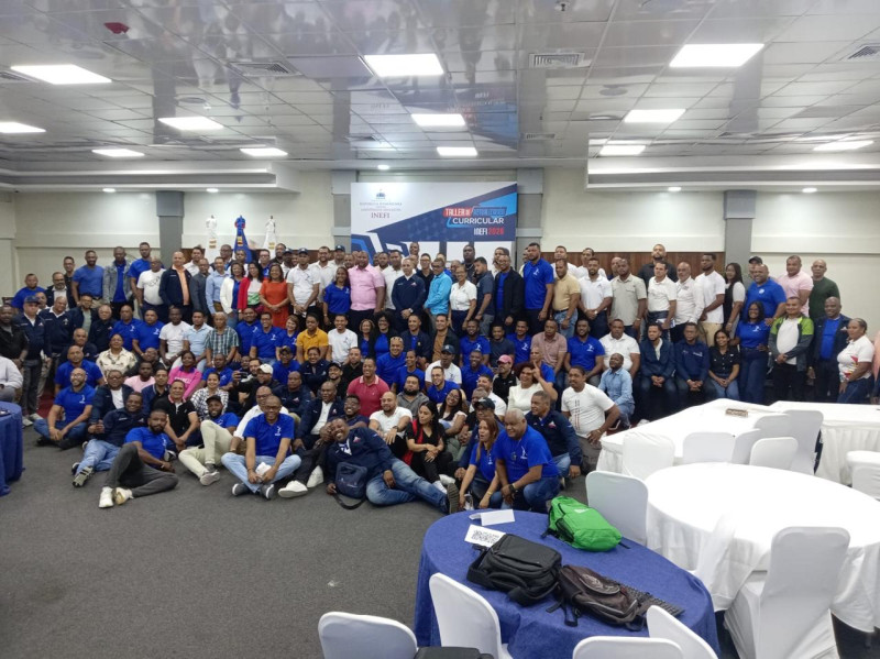La gráfica recoge a parte de los participantes en el Taller Actualización Curricular impartido por el INEFI en Coopmarena Beach Resort, Juan Dolio.