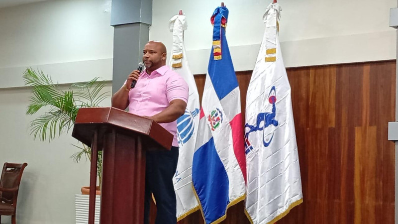 El licenciado Orlando Taveras, director Docente del INEFI, mientras daba la bienvenida al personal que tomó parte en la actividad.