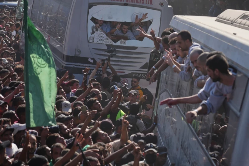 Gente reunida para recibir a presos palestinos liberados que llegan en autobuses a la Franja de Gaza tras su liberación de cárceles israelíes dentro de un acuerdo de alto al fuego entre Hamás e Israel.