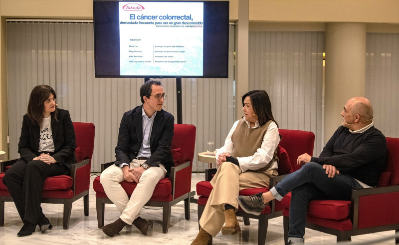 Los oncólogos Elena Élez e Íñigo Martínez y los presidentes de las asociaciones Almia, Pilar Fernández, y EuropaColon España, Luis Miguel de la Fuente.