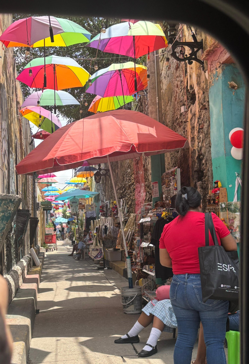 Las sombrillas resaltan en el Callejón Angosto