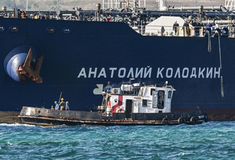Trabajadores de un remolcador guían al petrolero ruso Anatoly Kolodkin a su llegada a la terminal petrolera del puerto de Matanzas, en el noroeste de Cuba, el 31 de marzo de 2026. El Anatoly Kolodkin, un petrolero sometido a sanciones estadounidenses que transporta 730.000 barriles de crudo, tiene previsto entregar el primer cargamento de crudo a Cuba desde enero.